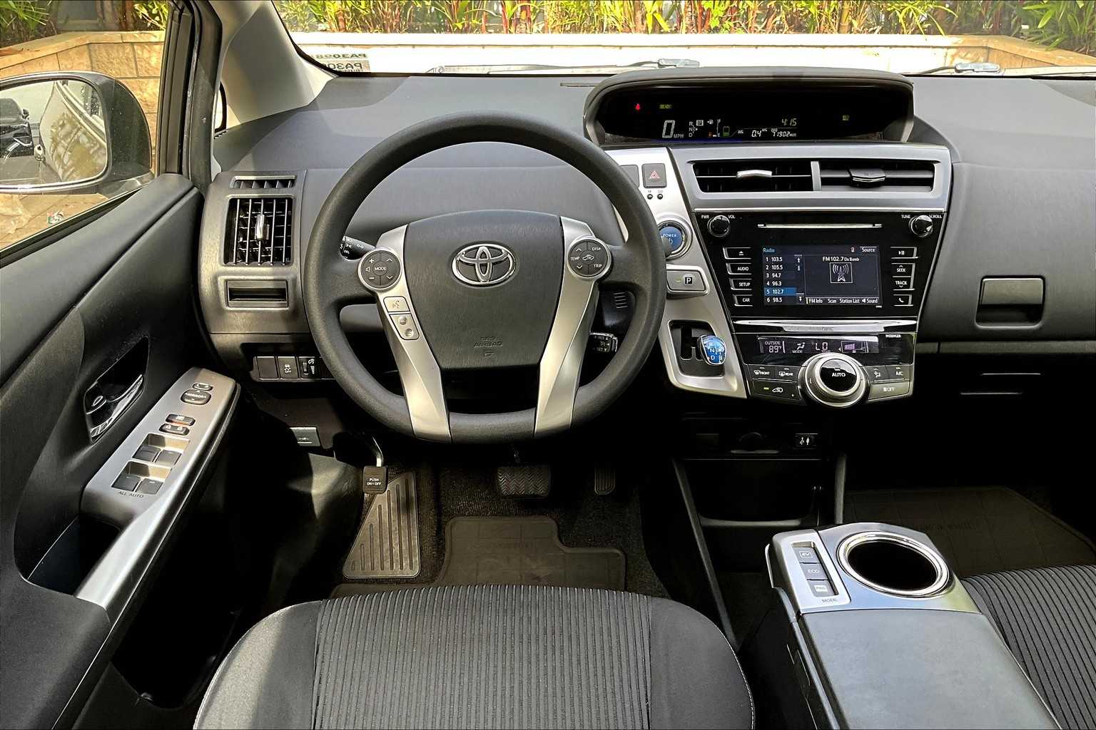 Thumbnail: 2017 Toyota Prius v - 14