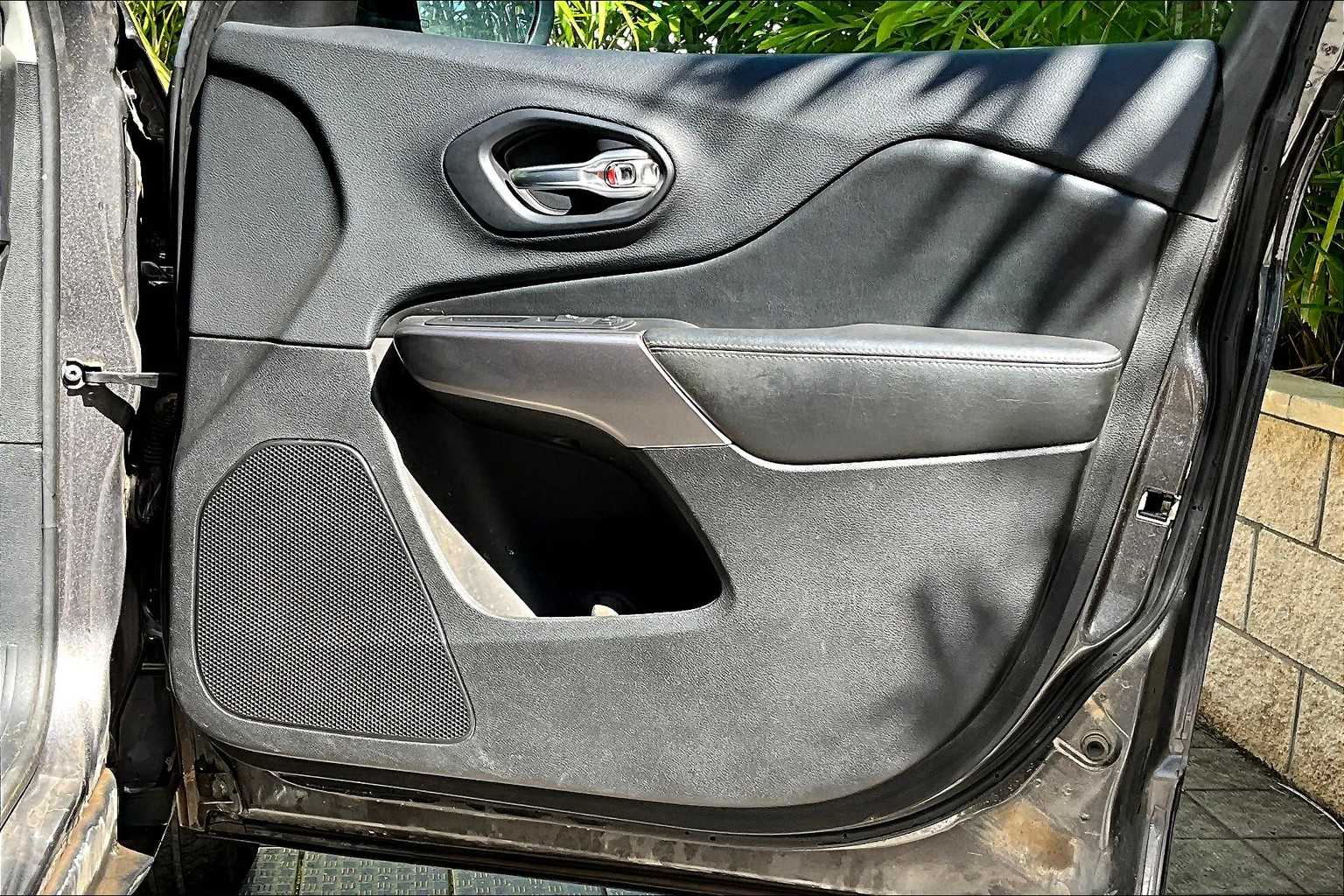 Thumbnail: 2019 Jeep Cherokee - 29