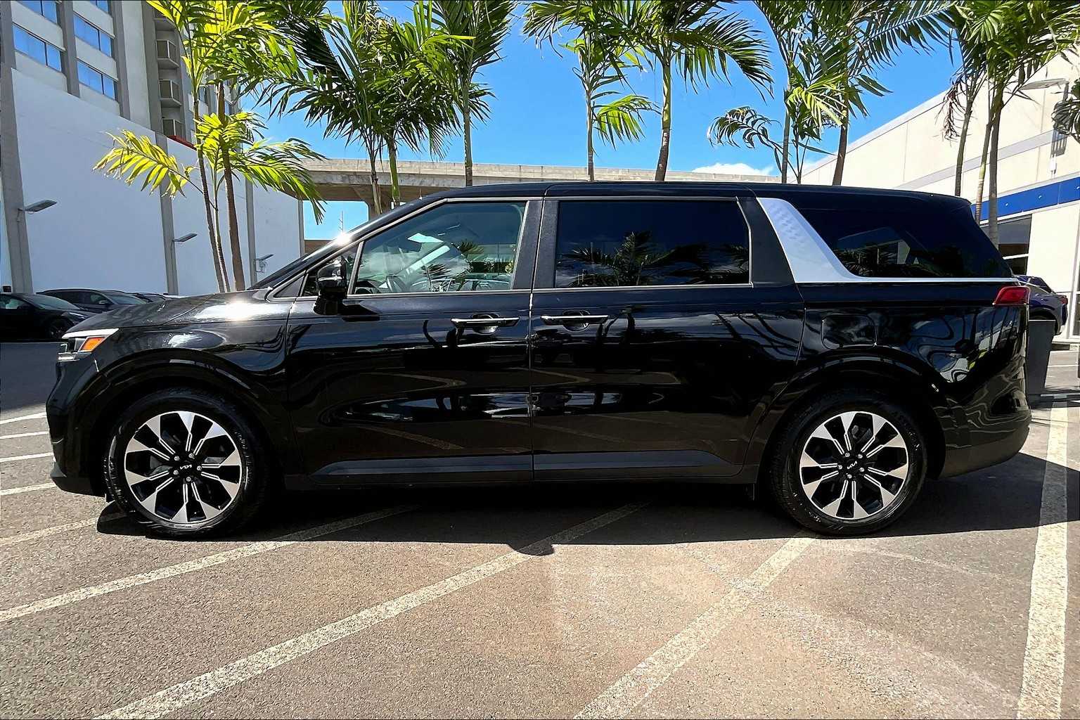 Thumbnail: 2023 Kia Carnival - 3