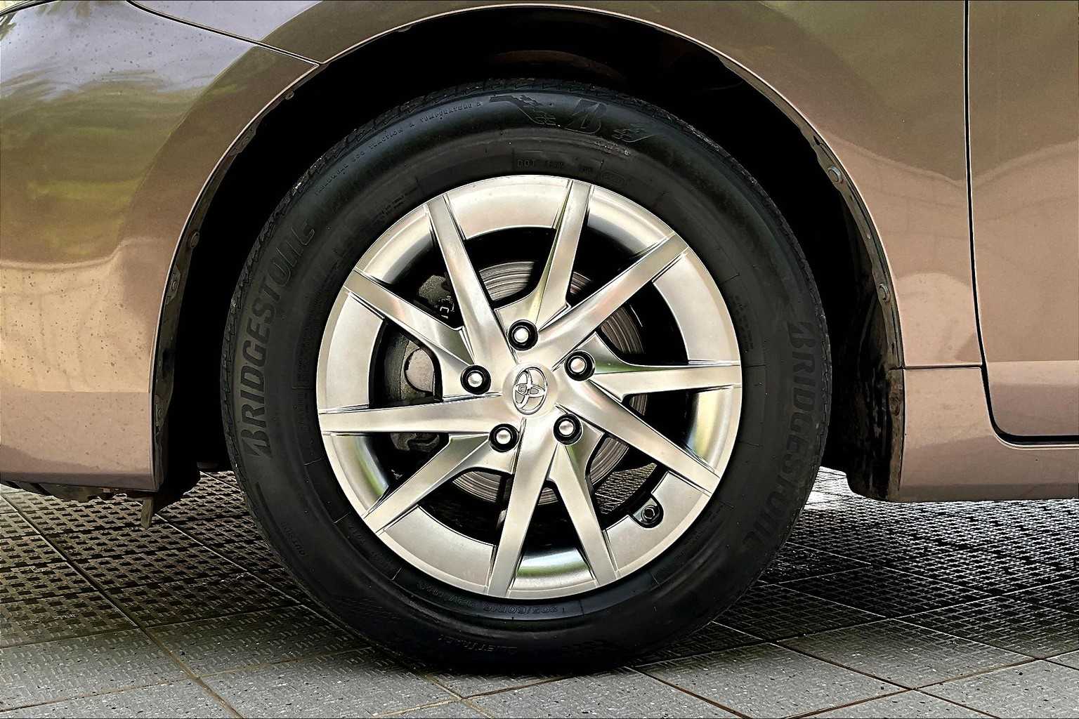 Thumbnail: 2017 Toyota Prius v - 8