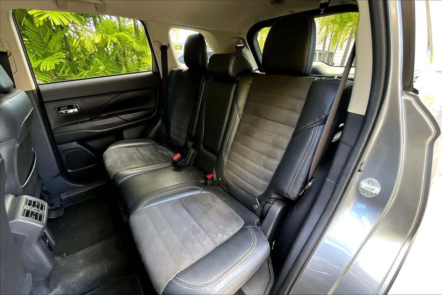 Thumbnail: 2020 Mitsubishi Outlander - 30