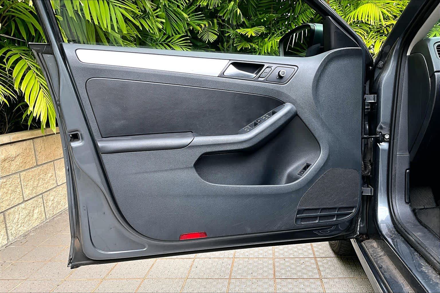 Thumbnail: 2013 Volkswagen Jetta - 28