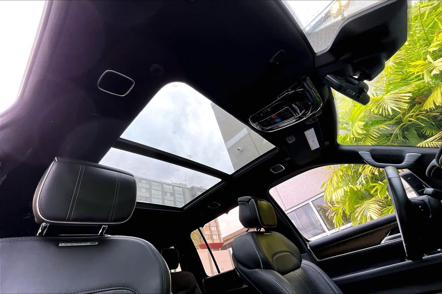 Thumbnail: 2023 Jeep Grand Wagoneer - 31