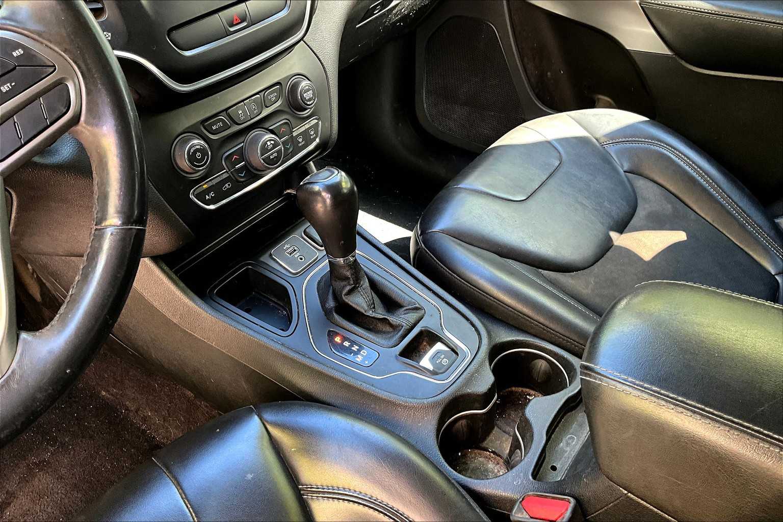 Thumbnail: 2019 Jeep Cherokee - 17