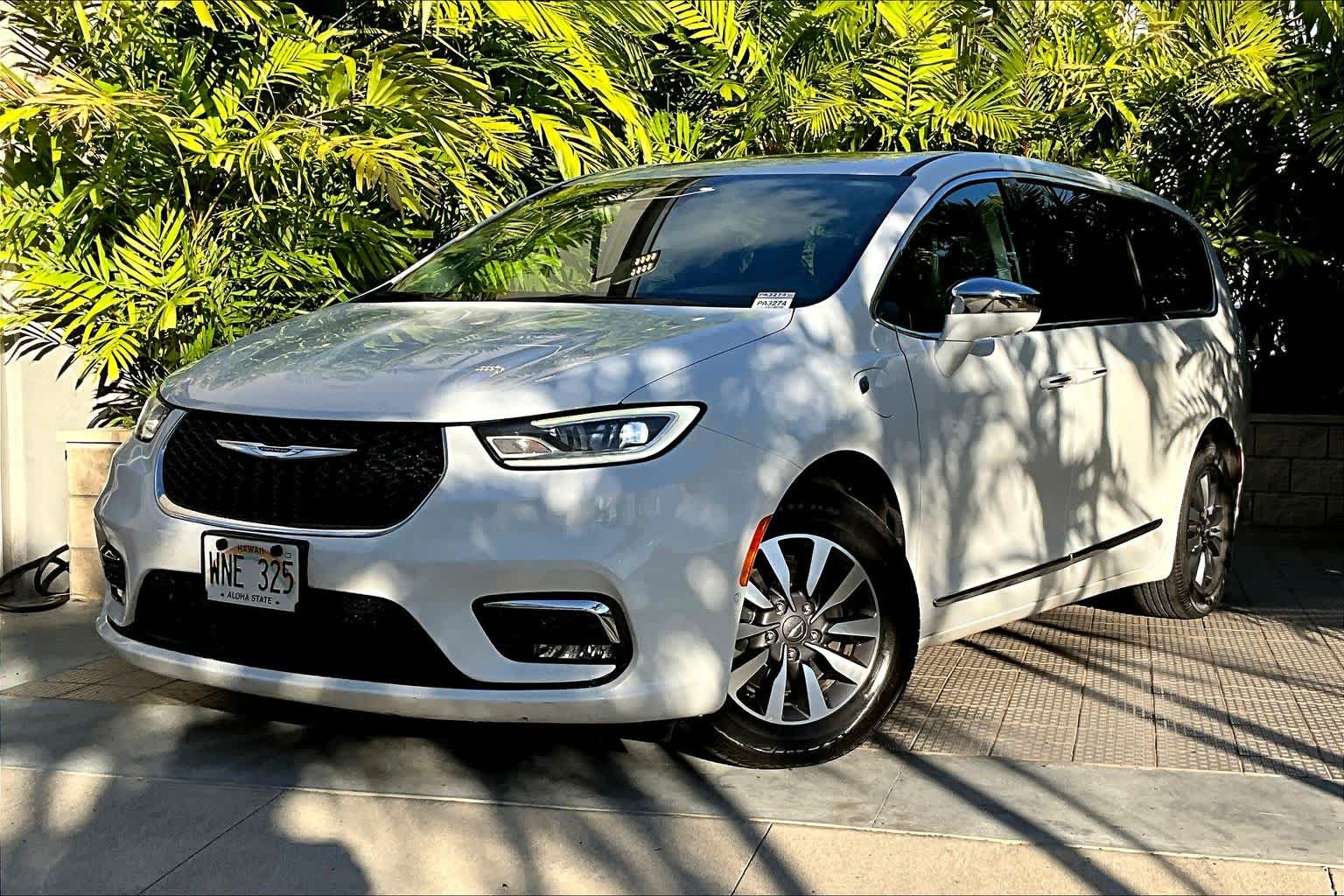 2022 Chrysler Pacifica Hybrid Limited's photo