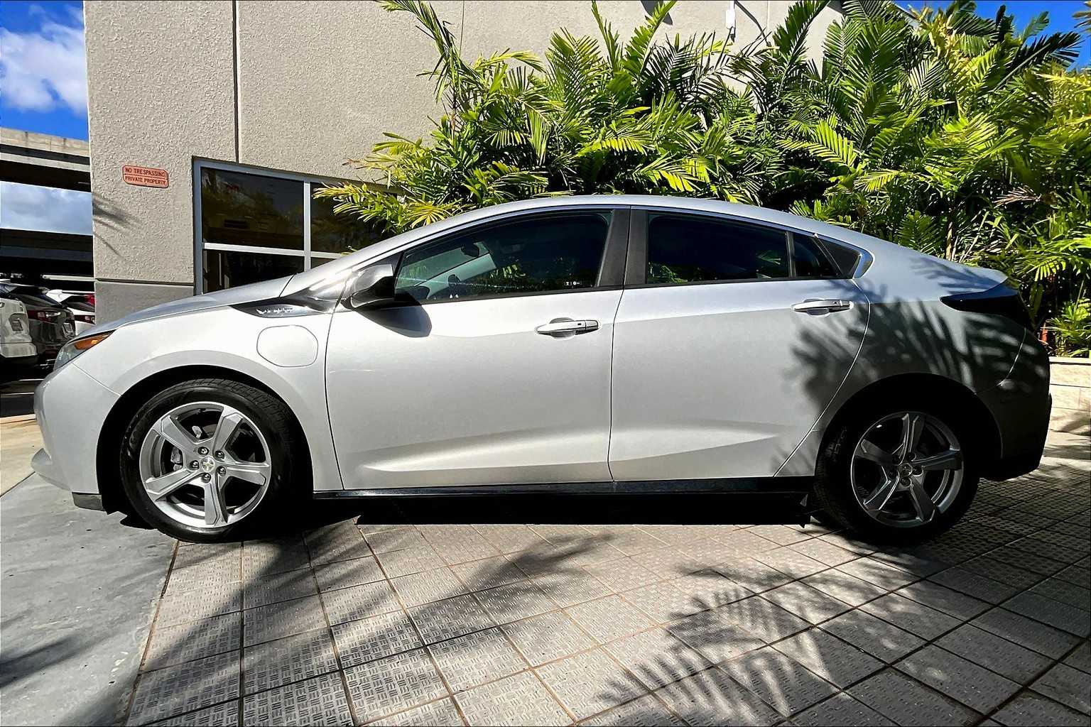 Thumbnail: 2017 Chevrolet Volt - 4