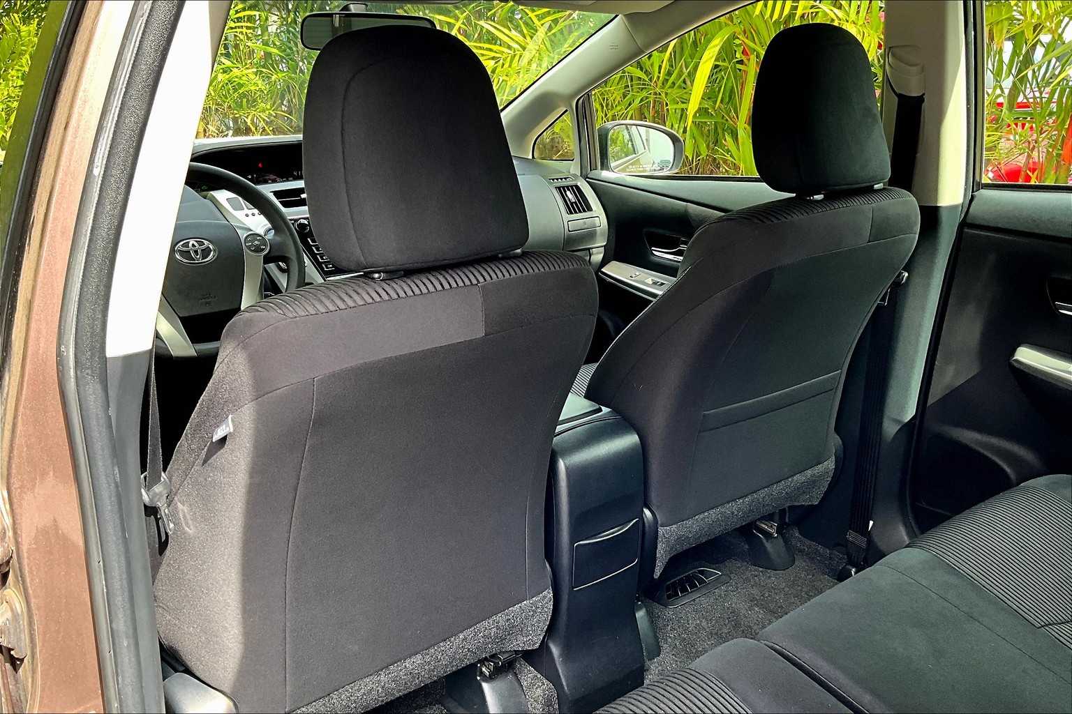 Thumbnail: 2017 Toyota Prius v - 12
