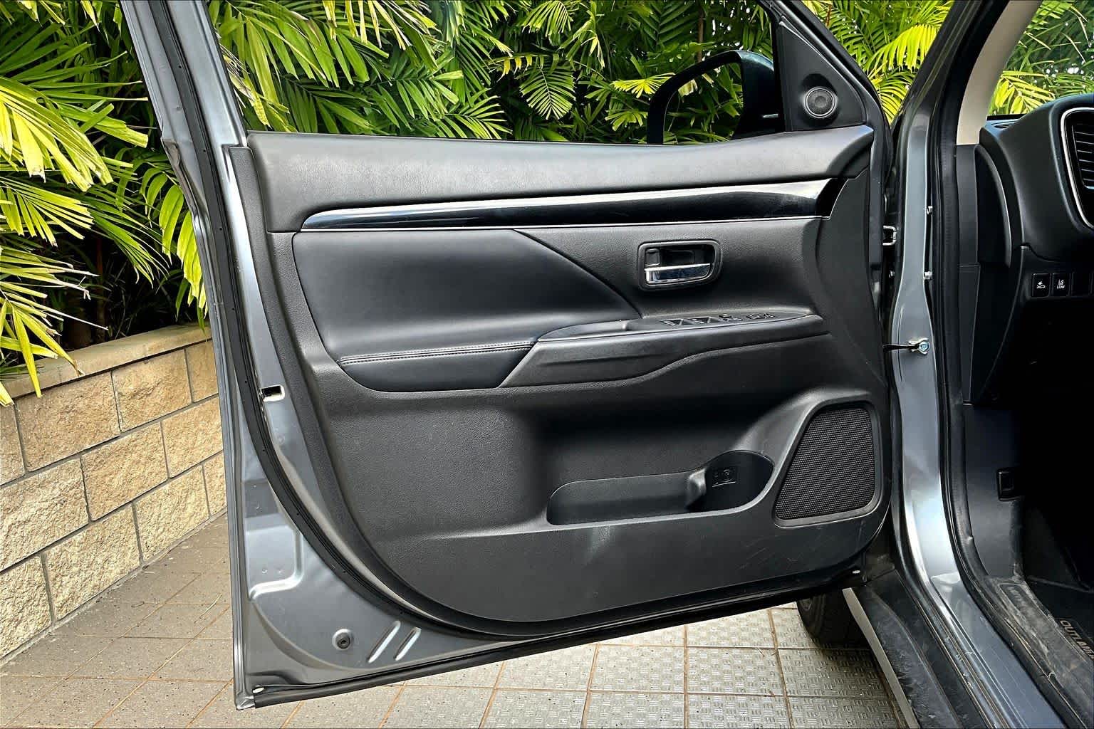 Thumbnail: 2020 Mitsubishi Outlander - 28