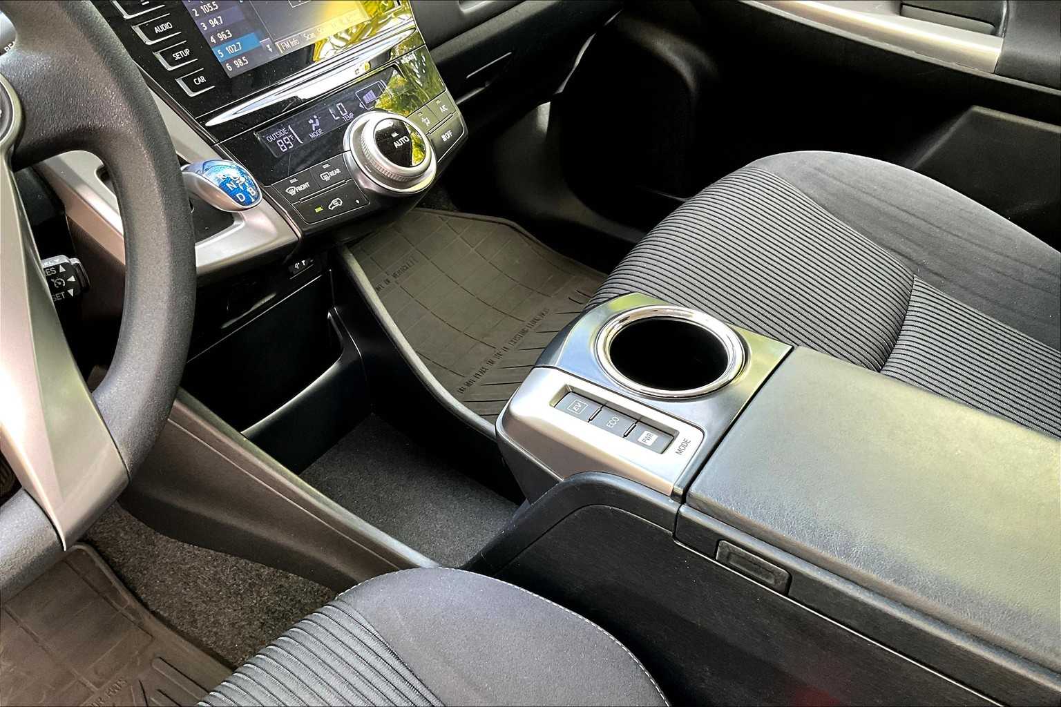 Thumbnail: 2017 Toyota Prius v - 16