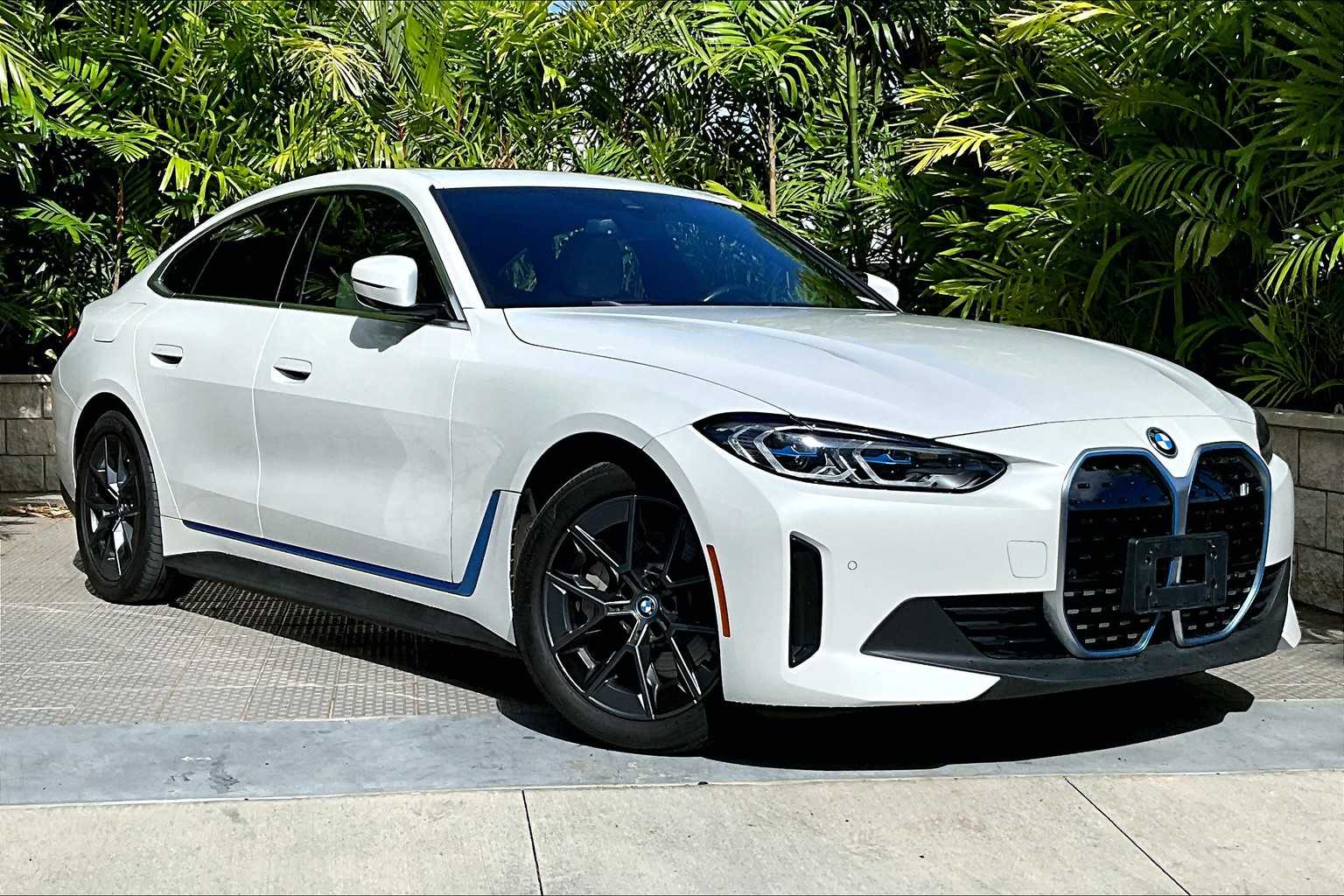 Thumbnail: 2022 BMW i4 - 22