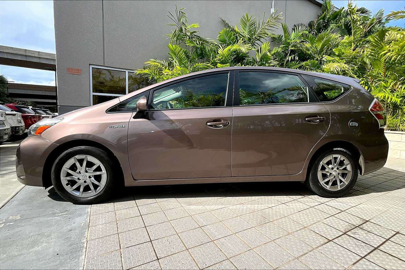 Thumbnail: 2017 Toyota Prius v - 3