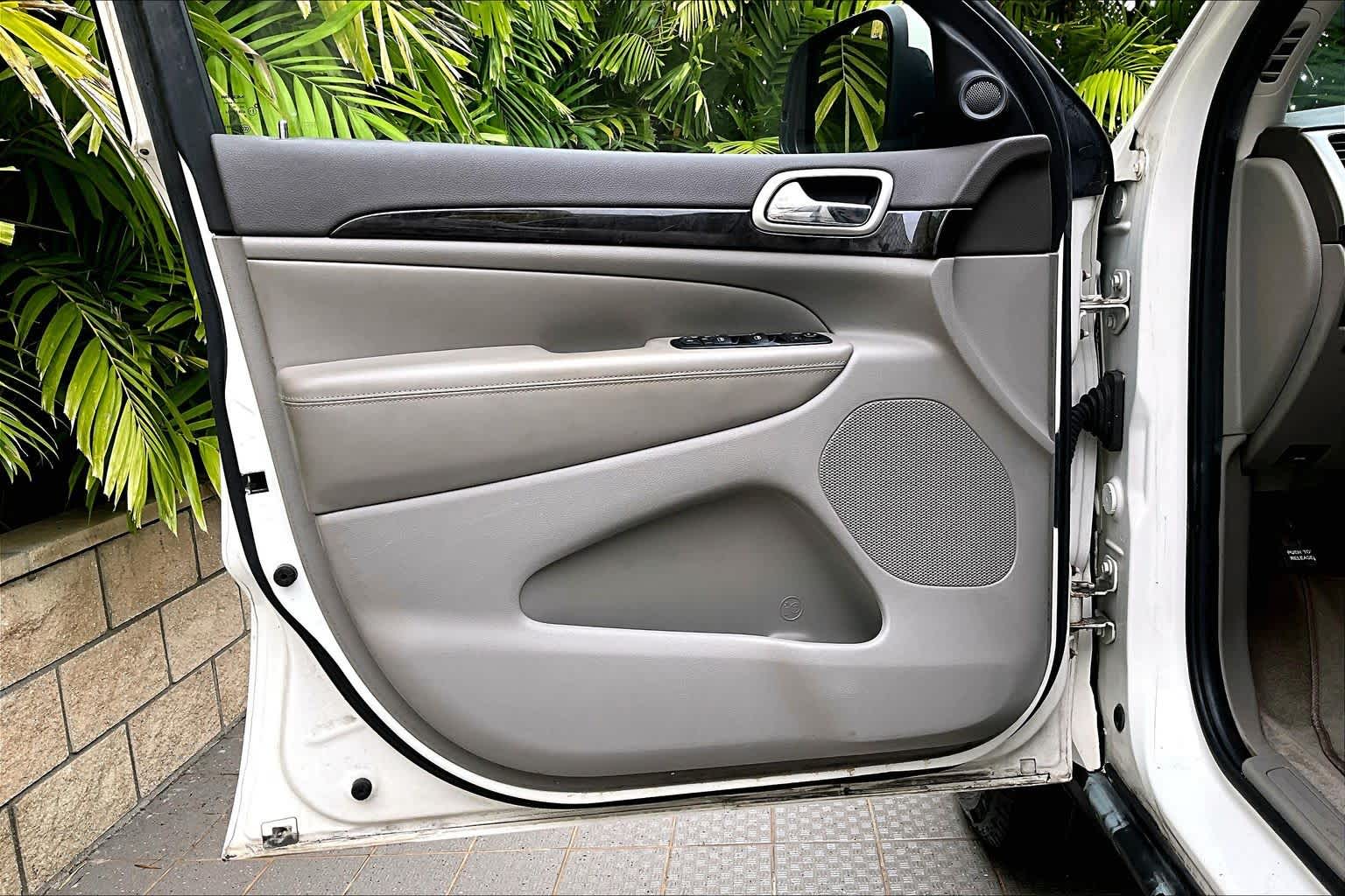 Thumbnail: 2011 Jeep Grand Cherokee - 28