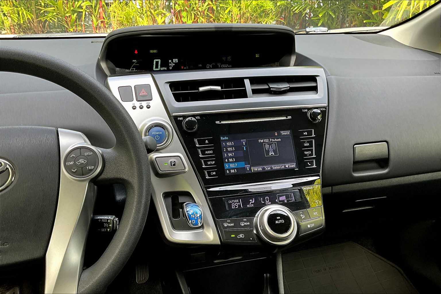 Thumbnail: 2017 Toyota Prius v - 15