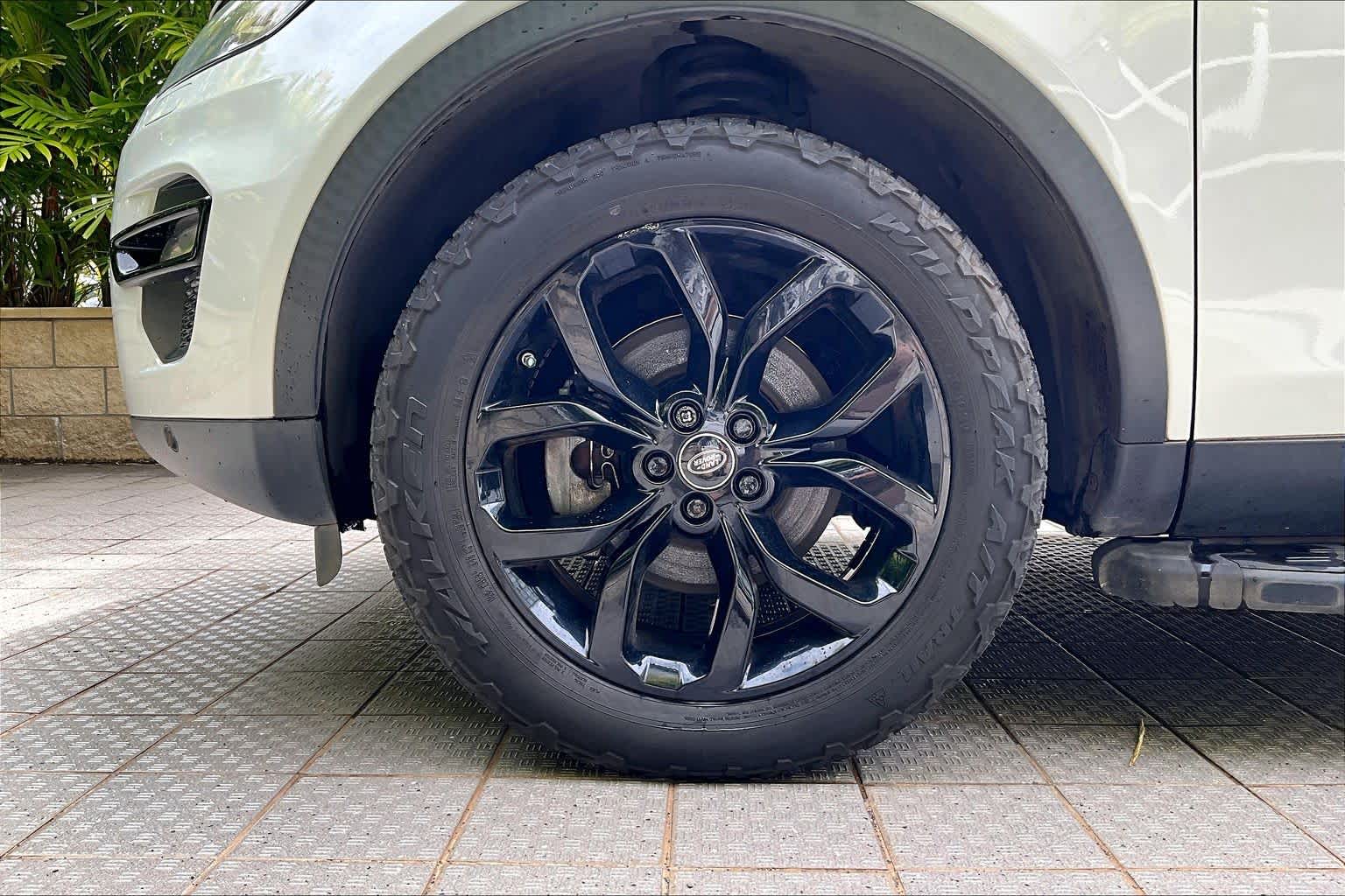 Thumbnail: 2015 Land Rover Discovery Sport - 9