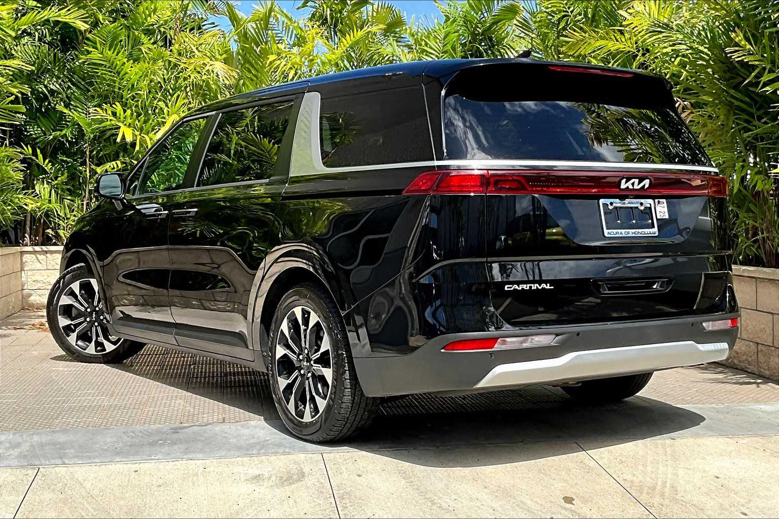 Thumbnail: 2023 Kia Carnival - 4