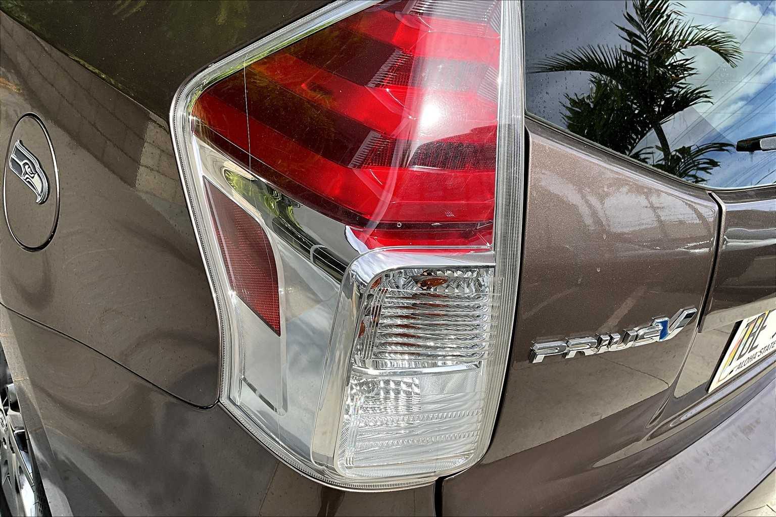 Thumbnail: 2017 Toyota Prius v - 32