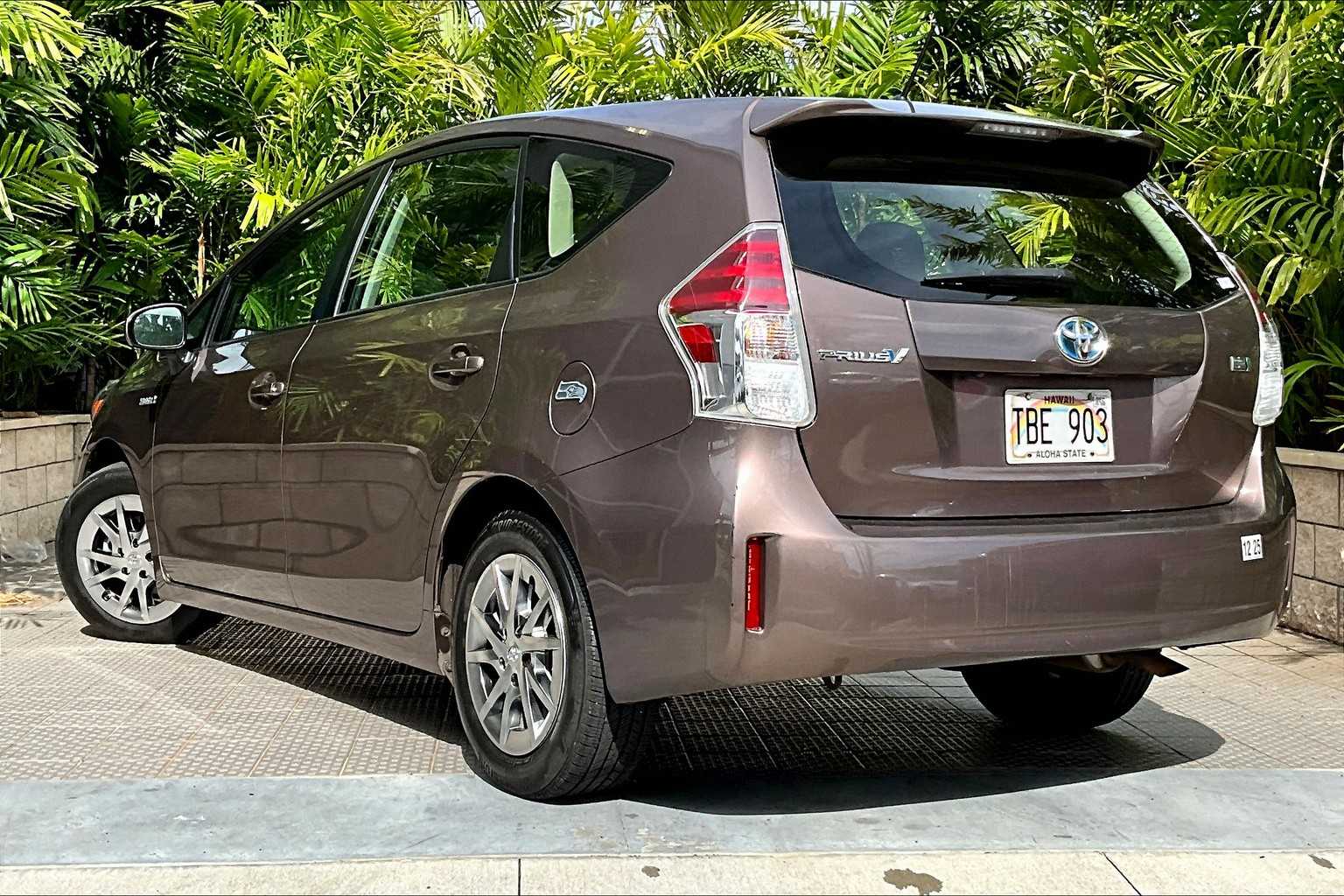 Thumbnail: 2017 Toyota Prius v - 4