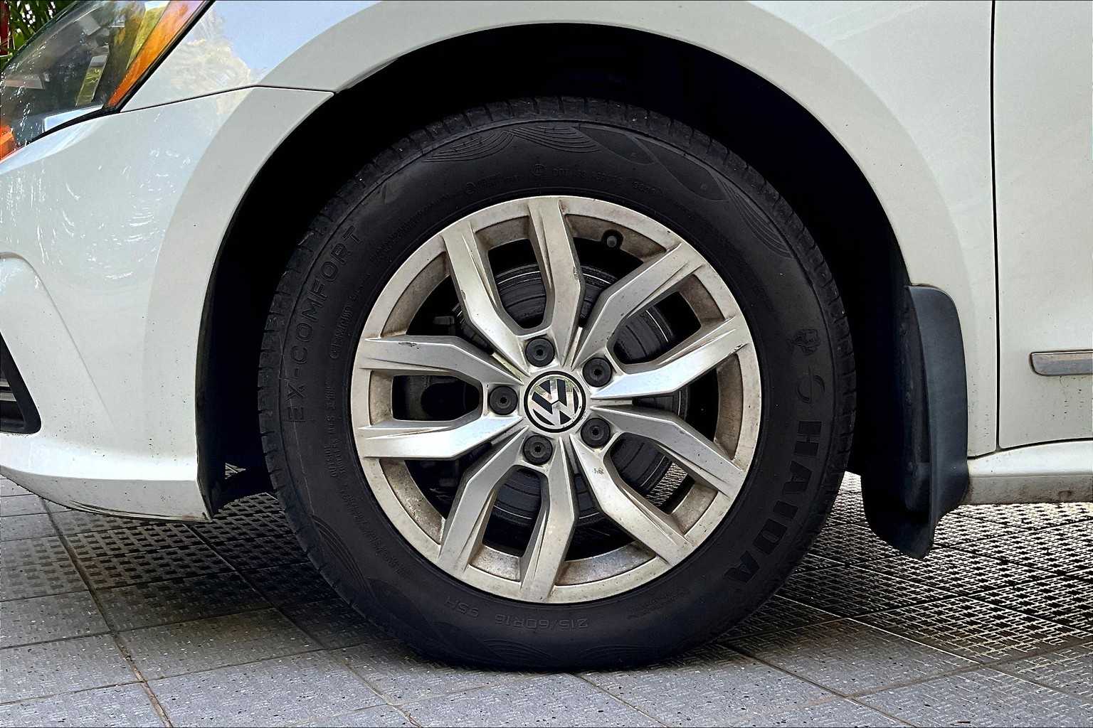 Thumbnail: 2017 Volkswagen Passat - 9