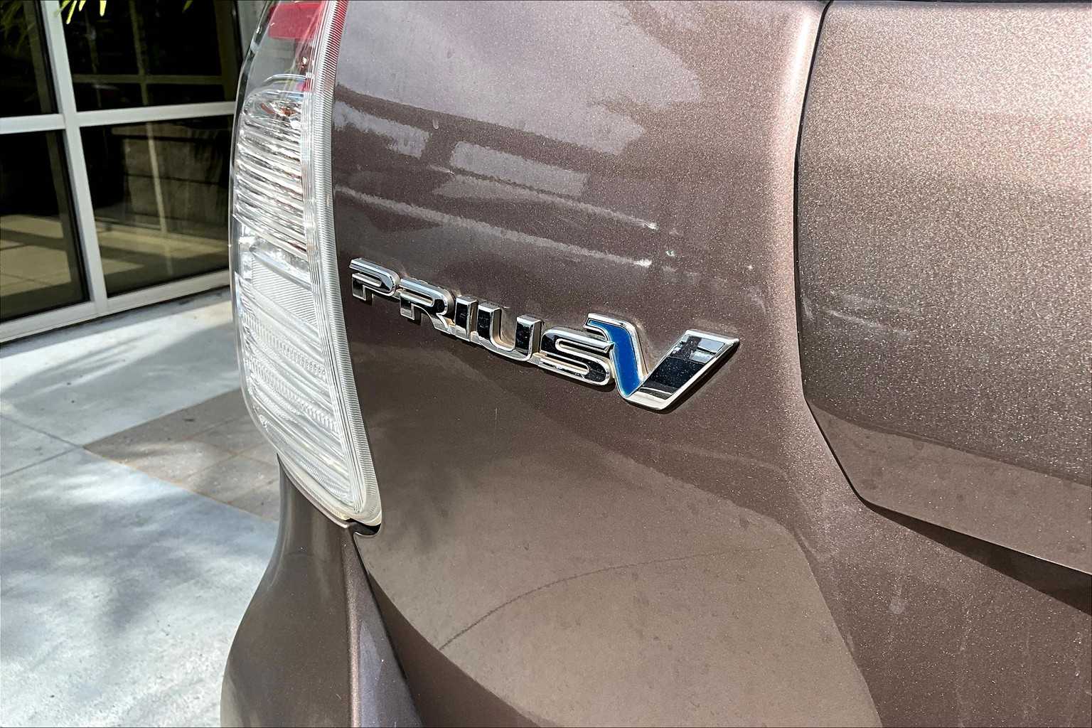 Thumbnail: 2017 Toyota Prius v - 7