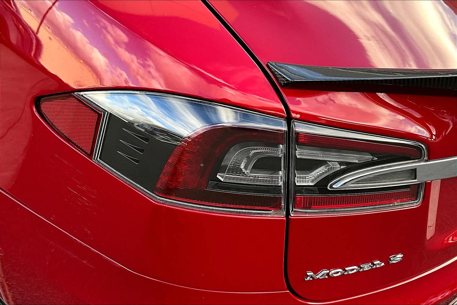 2015 Tesla Model S  32