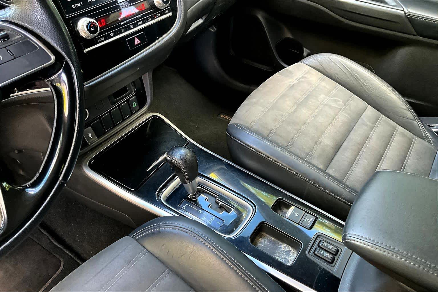 Thumbnail: 2020 Mitsubishi Outlander - 17