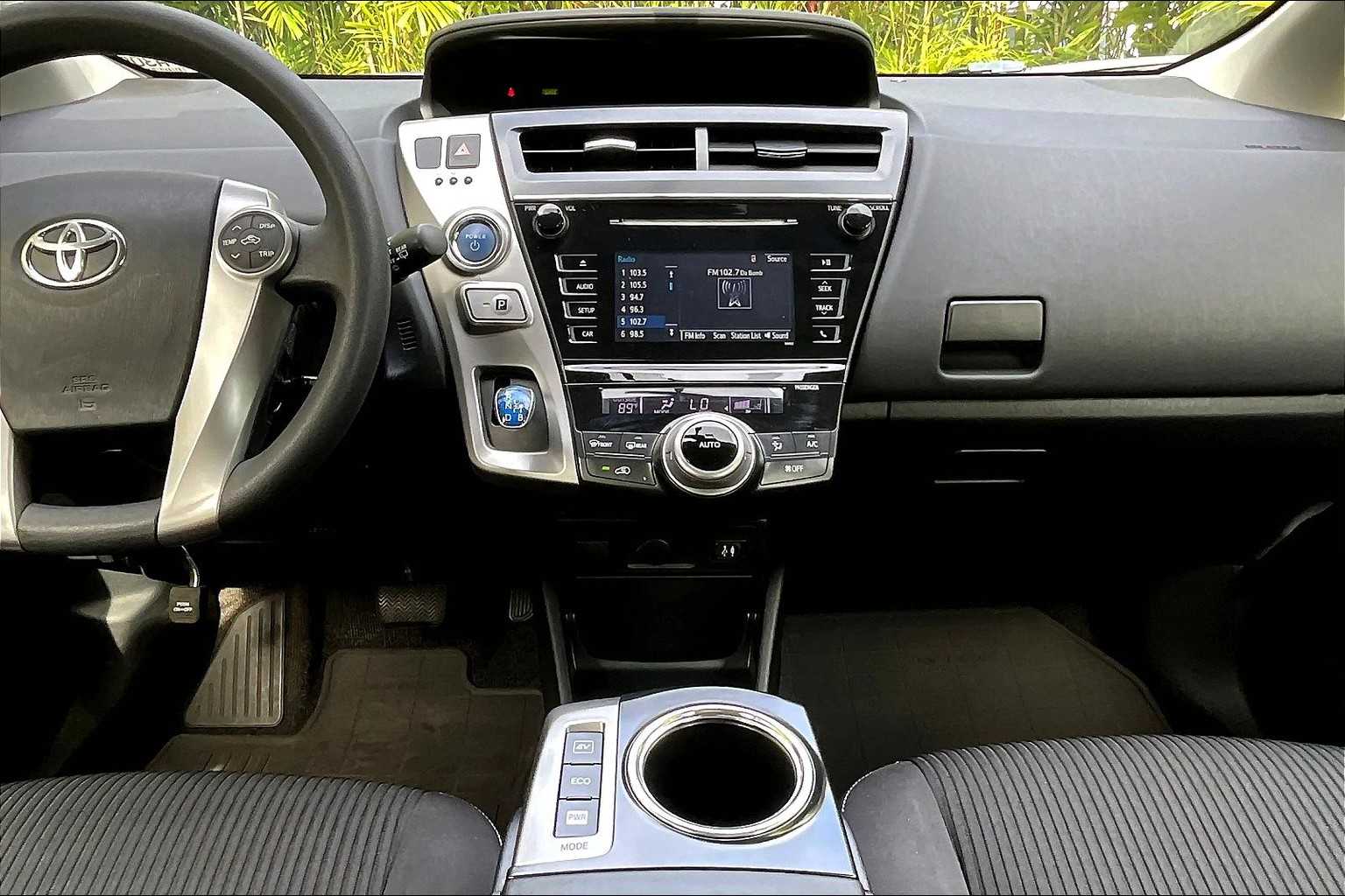 Thumbnail: 2017 Toyota Prius v - 10