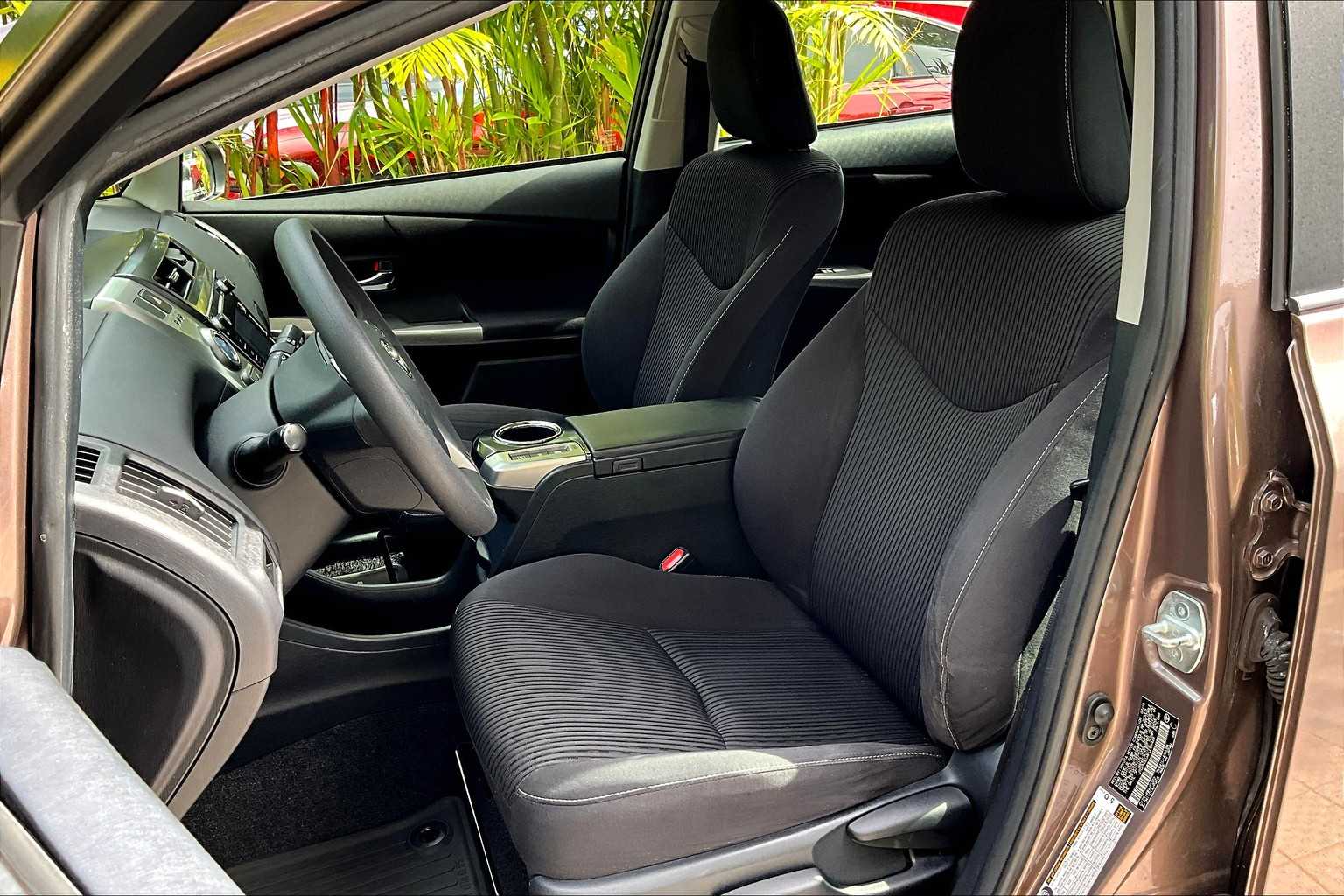 Thumbnail: 2017 Toyota Prius v - 11