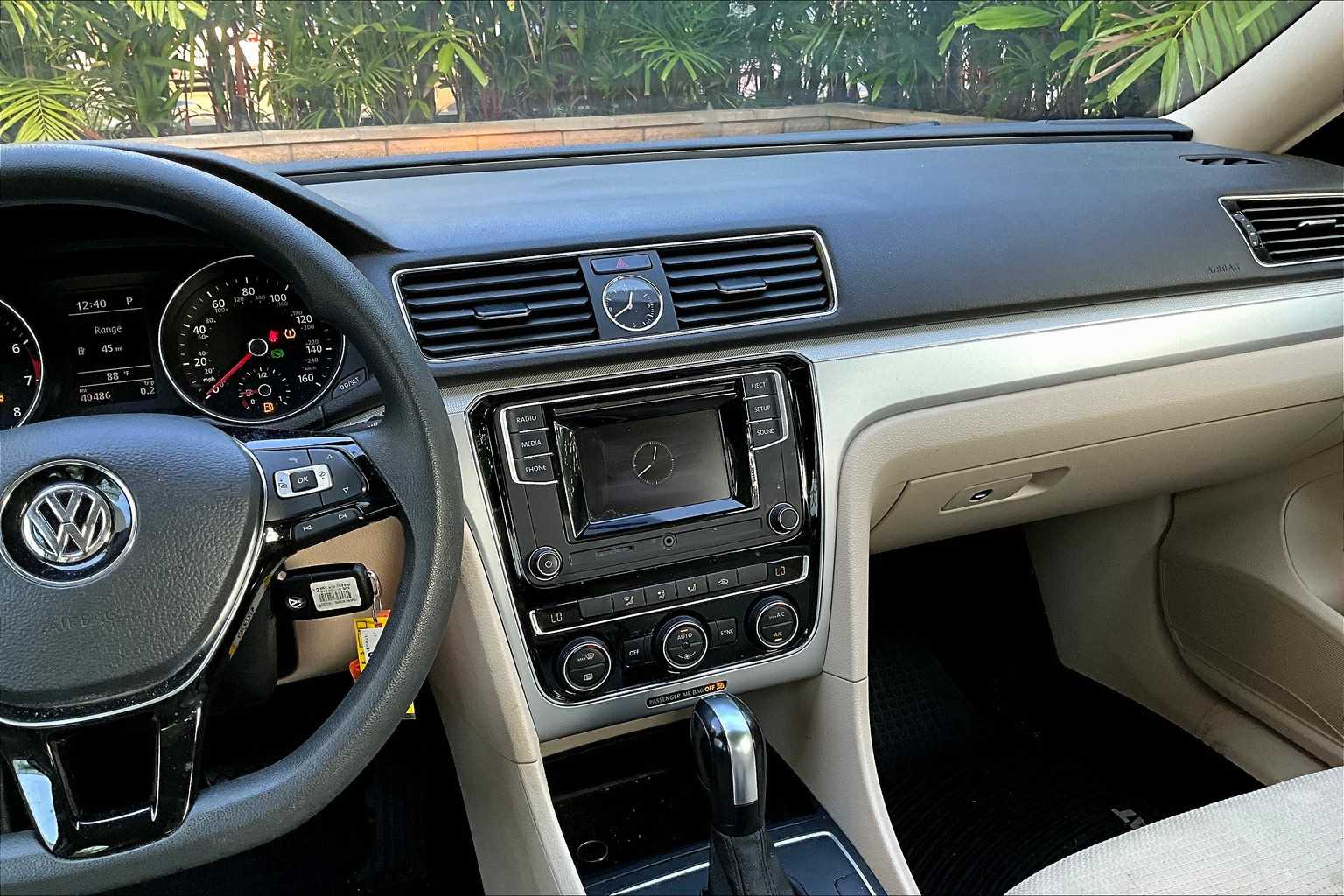 Thumbnail: 2017 Volkswagen Passat - 13