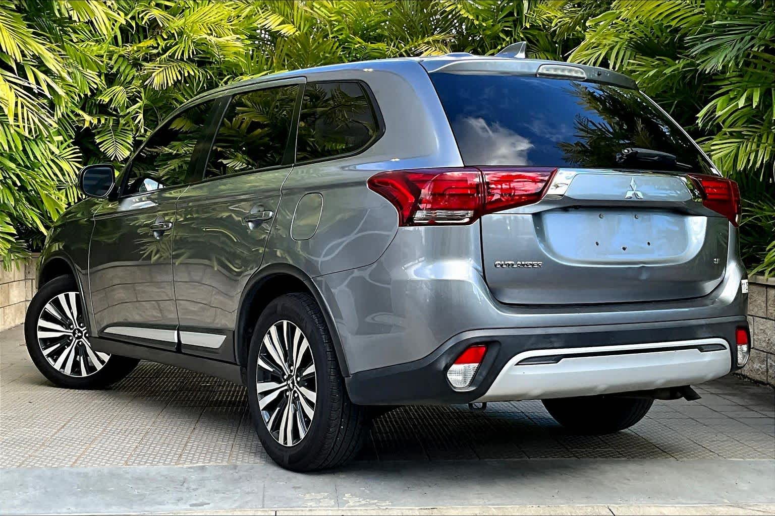 Thumbnail: 2020 Mitsubishi Outlander - 5