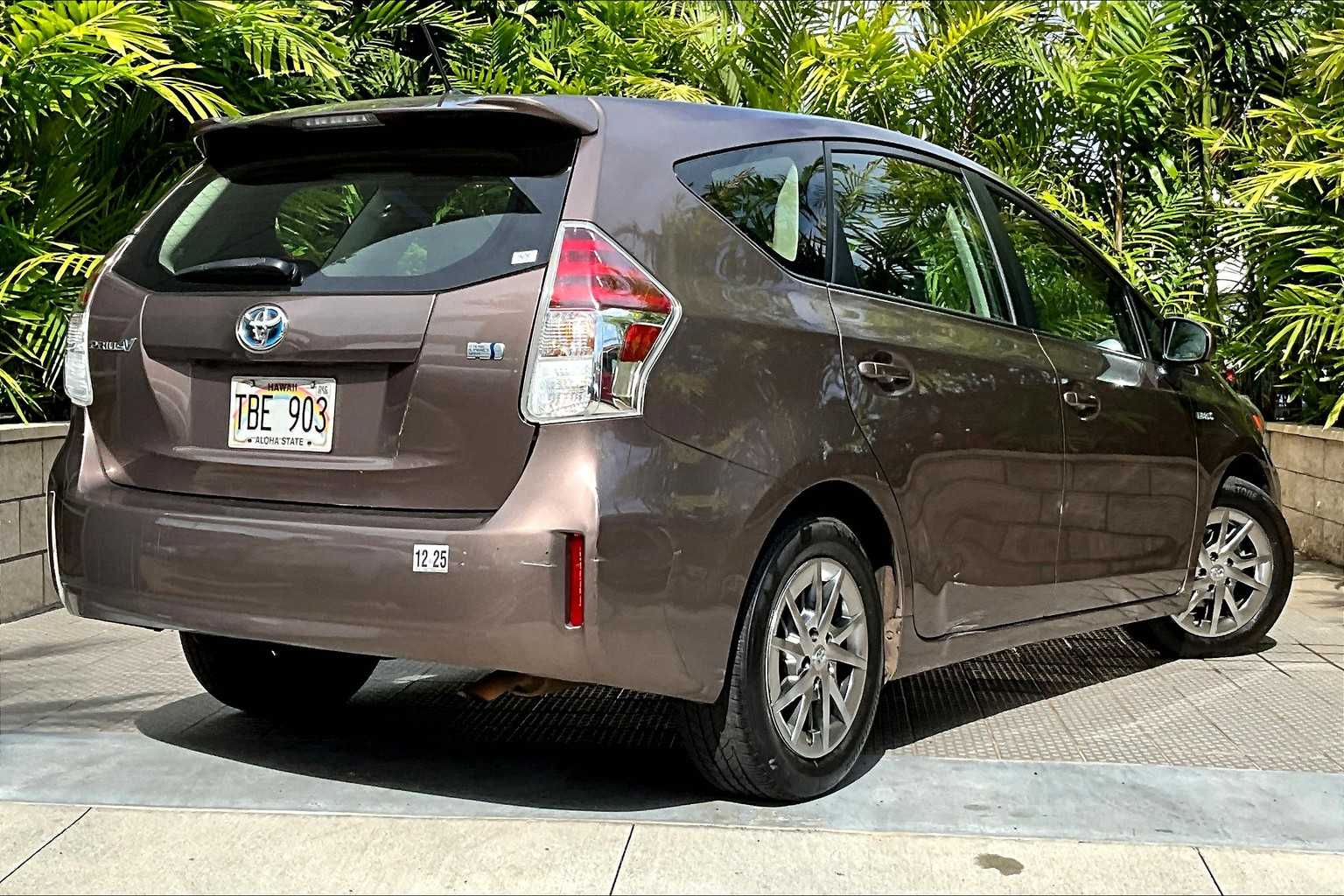 Thumbnail: 2017 Toyota Prius v - 22
