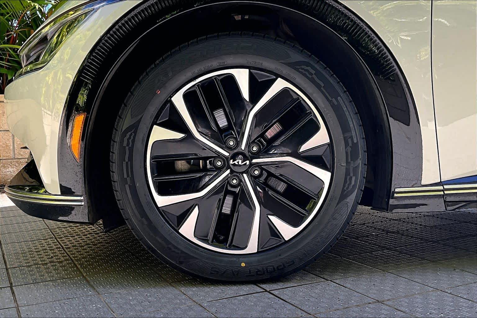 Thumbnail: 2022 Kia EV6 - 9