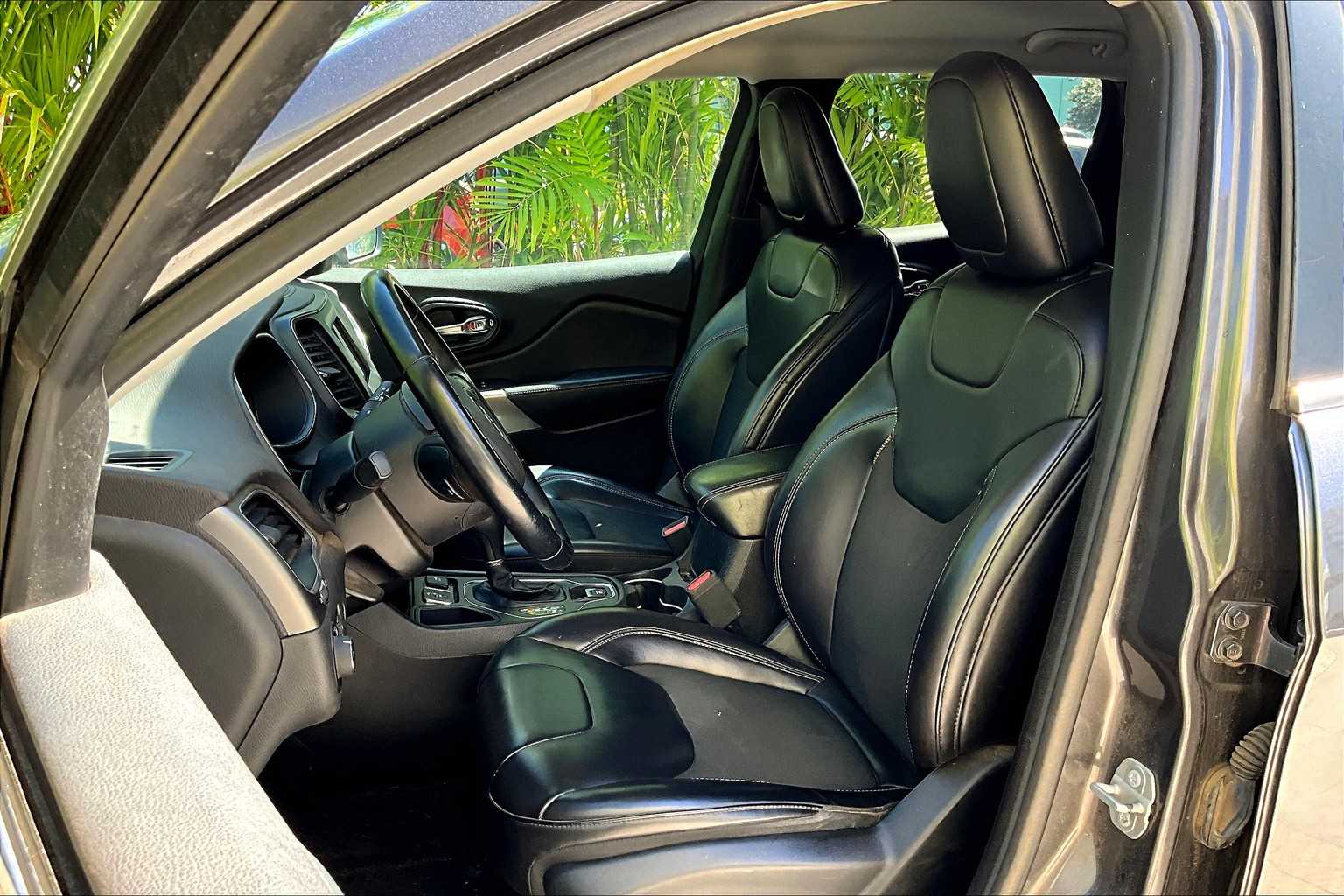 Thumbnail: 2019 Jeep Cherokee - 12