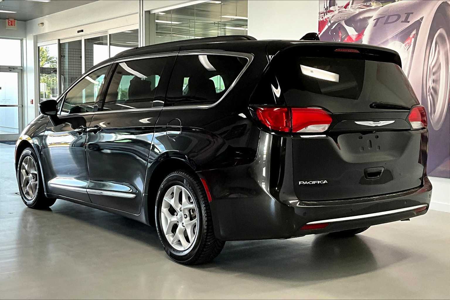 Thumbnail: 2017 Chrysler Pacifica - 4
