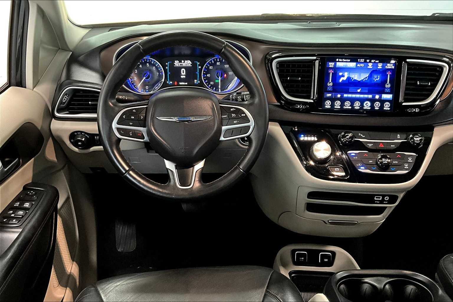 Thumbnail: 2017 Chrysler Pacifica - 12