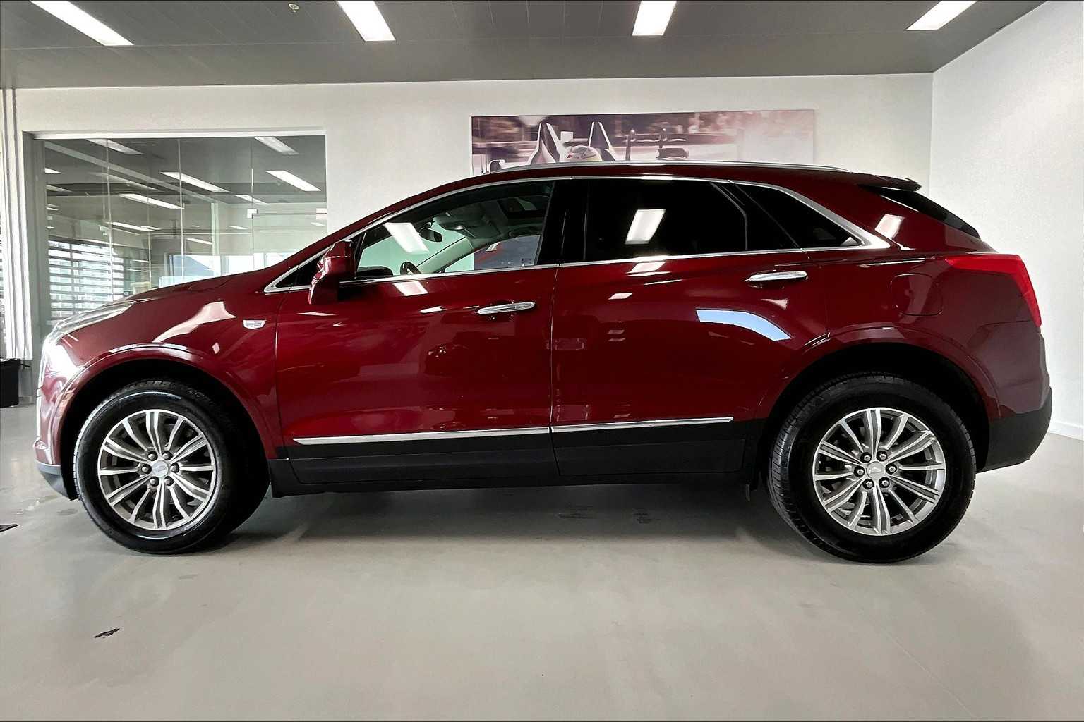 Thumbnail: 2017 Cadillac XT5 - 3