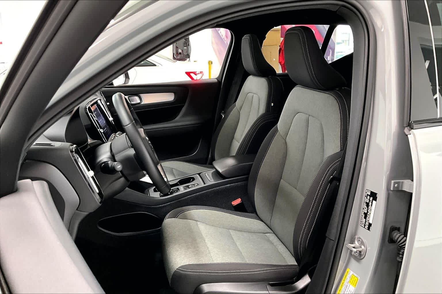 Thumbnail: 2024 Volvo XC40 - 10