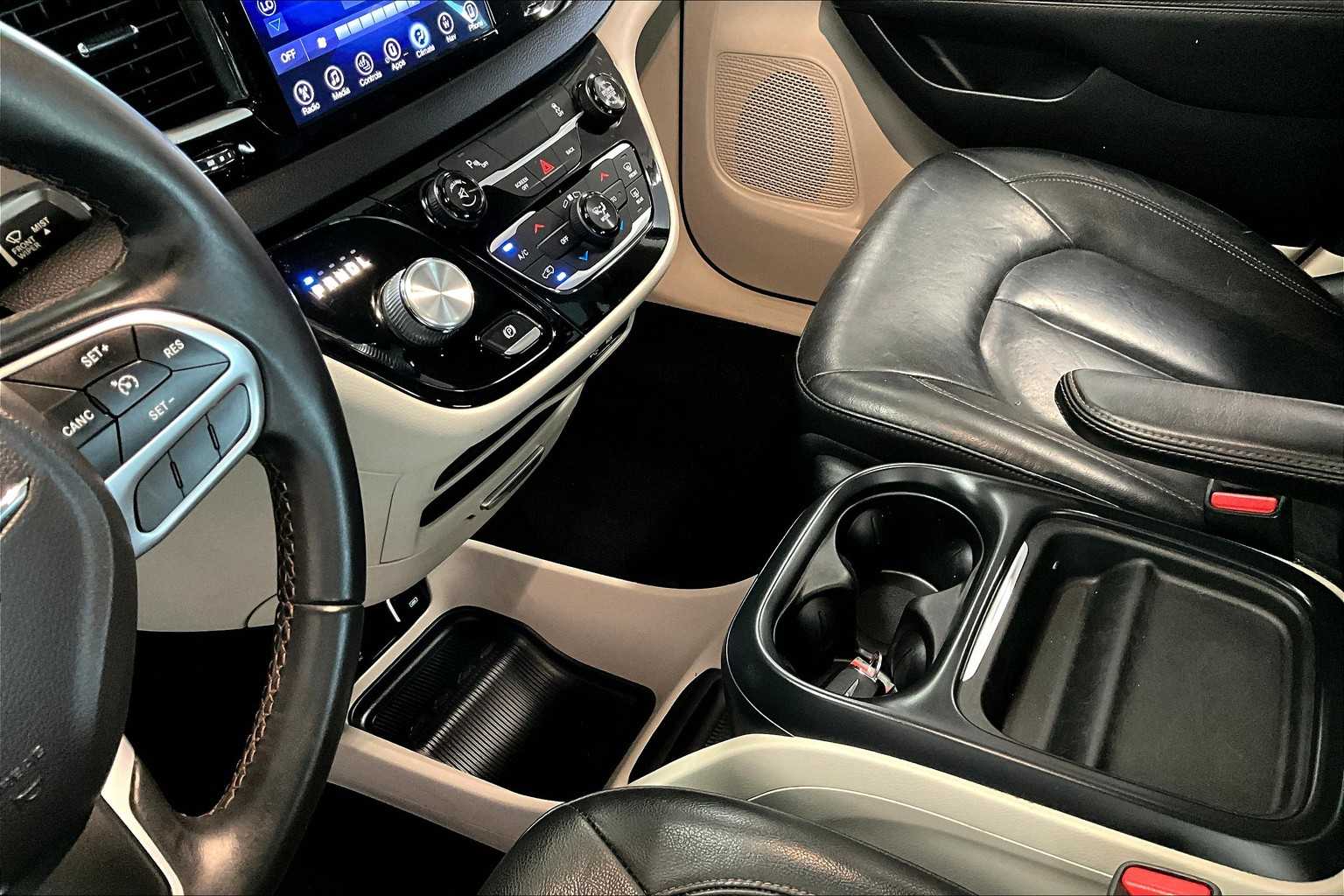 Thumbnail: 2017 Chrysler Pacifica - 14