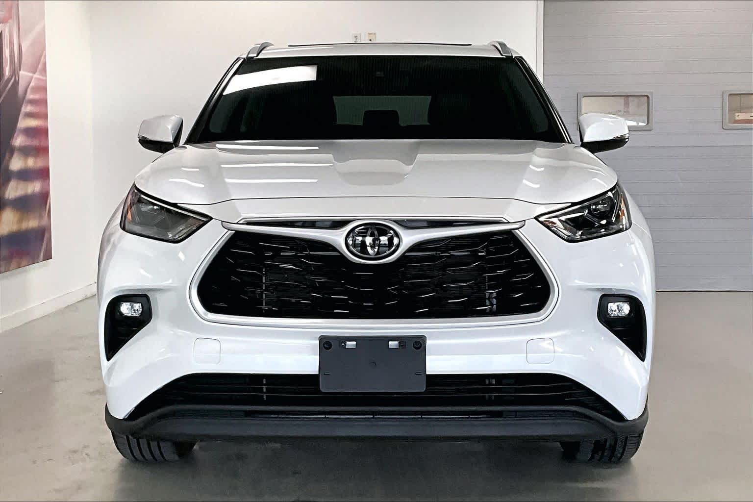 Thumbnail: 2022 Toyota Highlander - 6