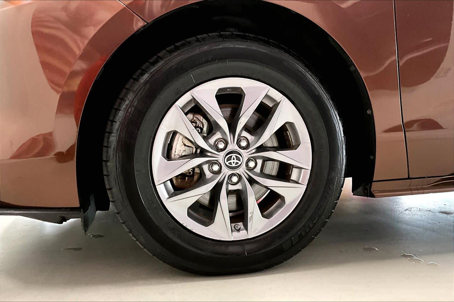 Thumbnail: 2022 Toyota Sienna - 8