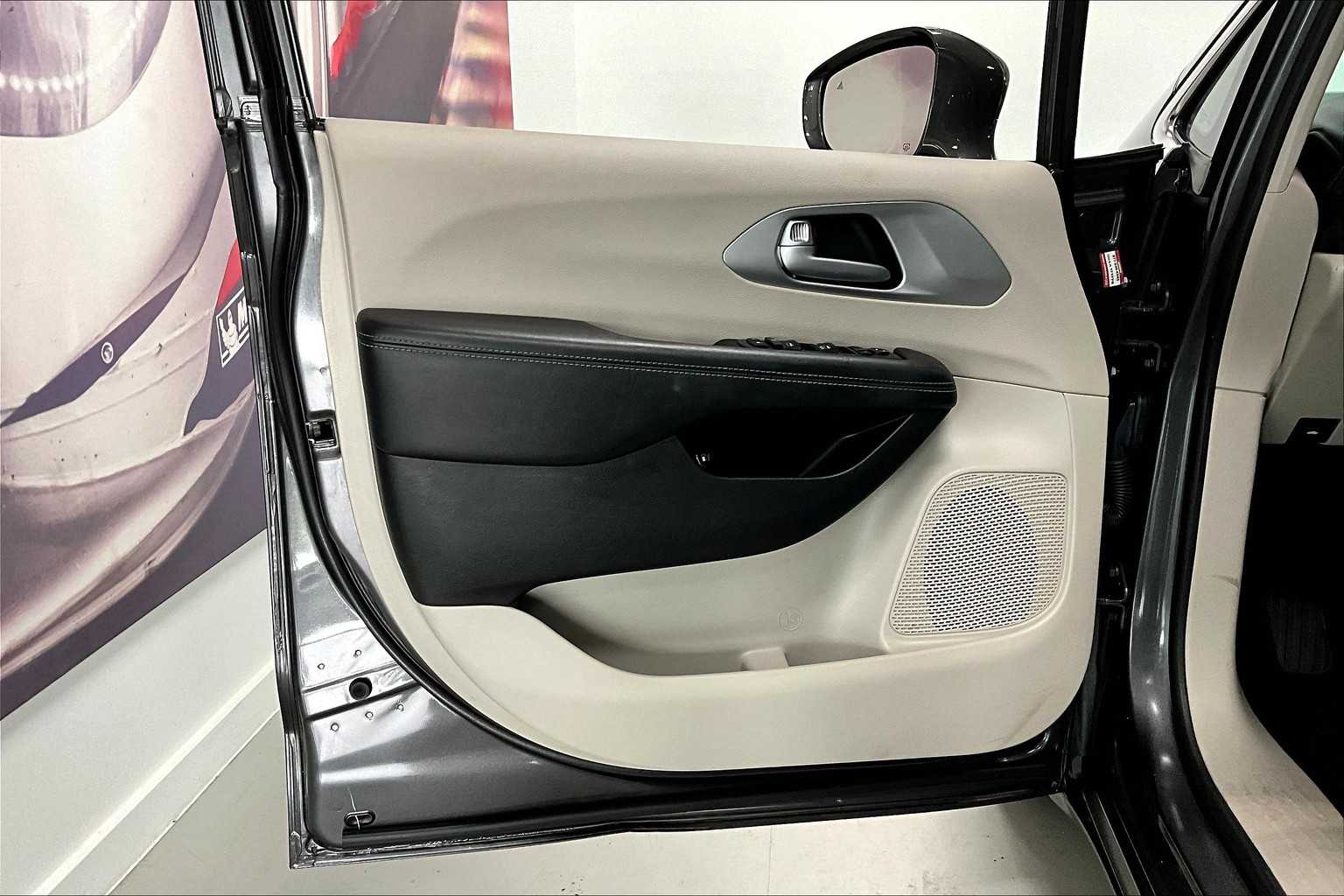 Thumbnail: 2018 Chrysler Pacifica - 25