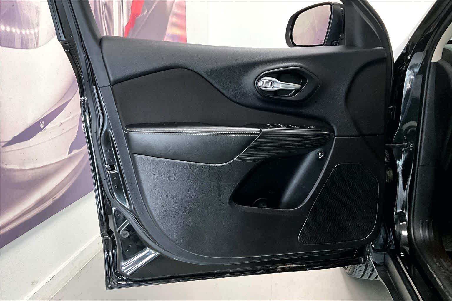 Thumbnail: 2016 Jeep Cherokee - 24