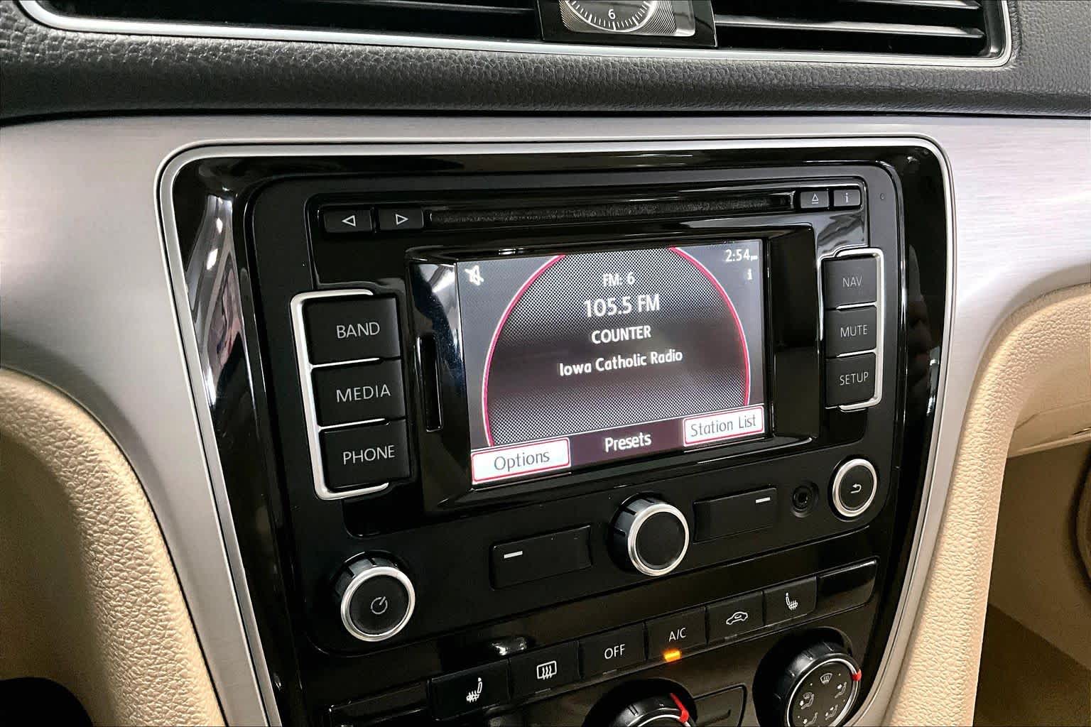 Thumbnail: 2013 Volkswagen Passat - 24