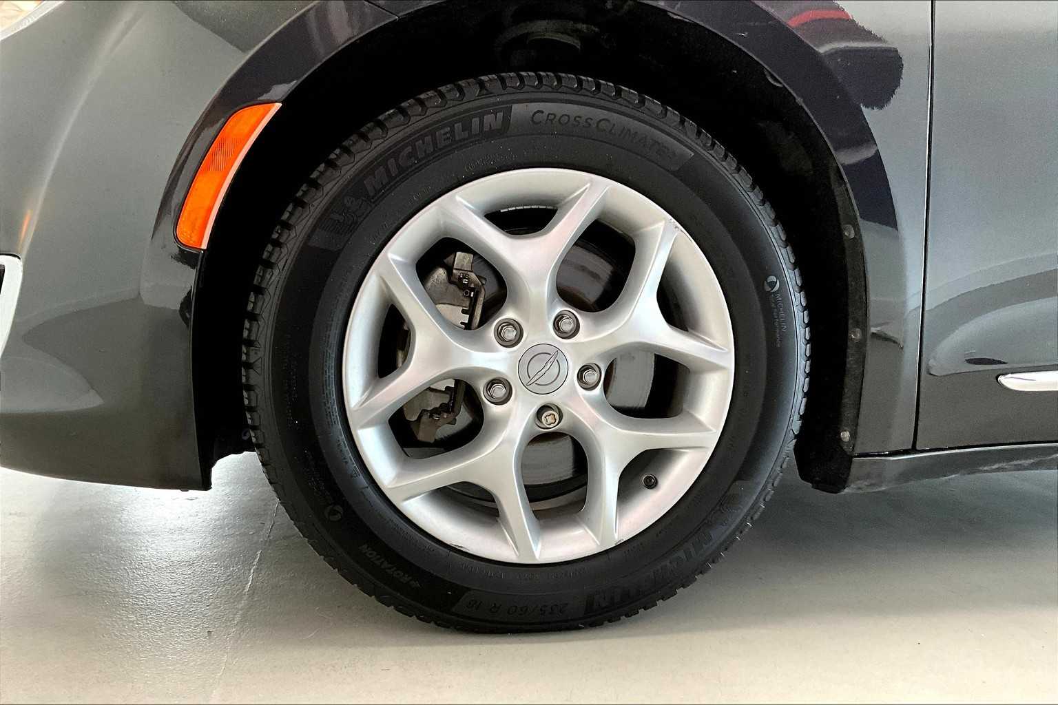 Thumbnail: 2017 Chrysler Pacifica - 7