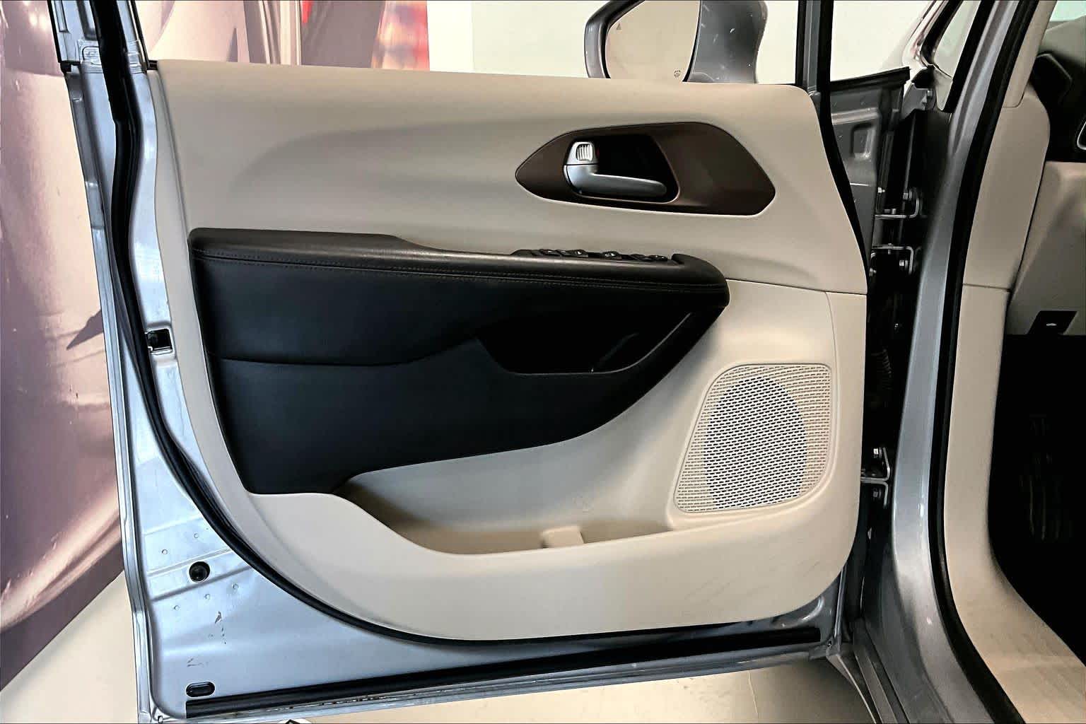 Thumbnail: 2017 Chrysler Pacifica - 24