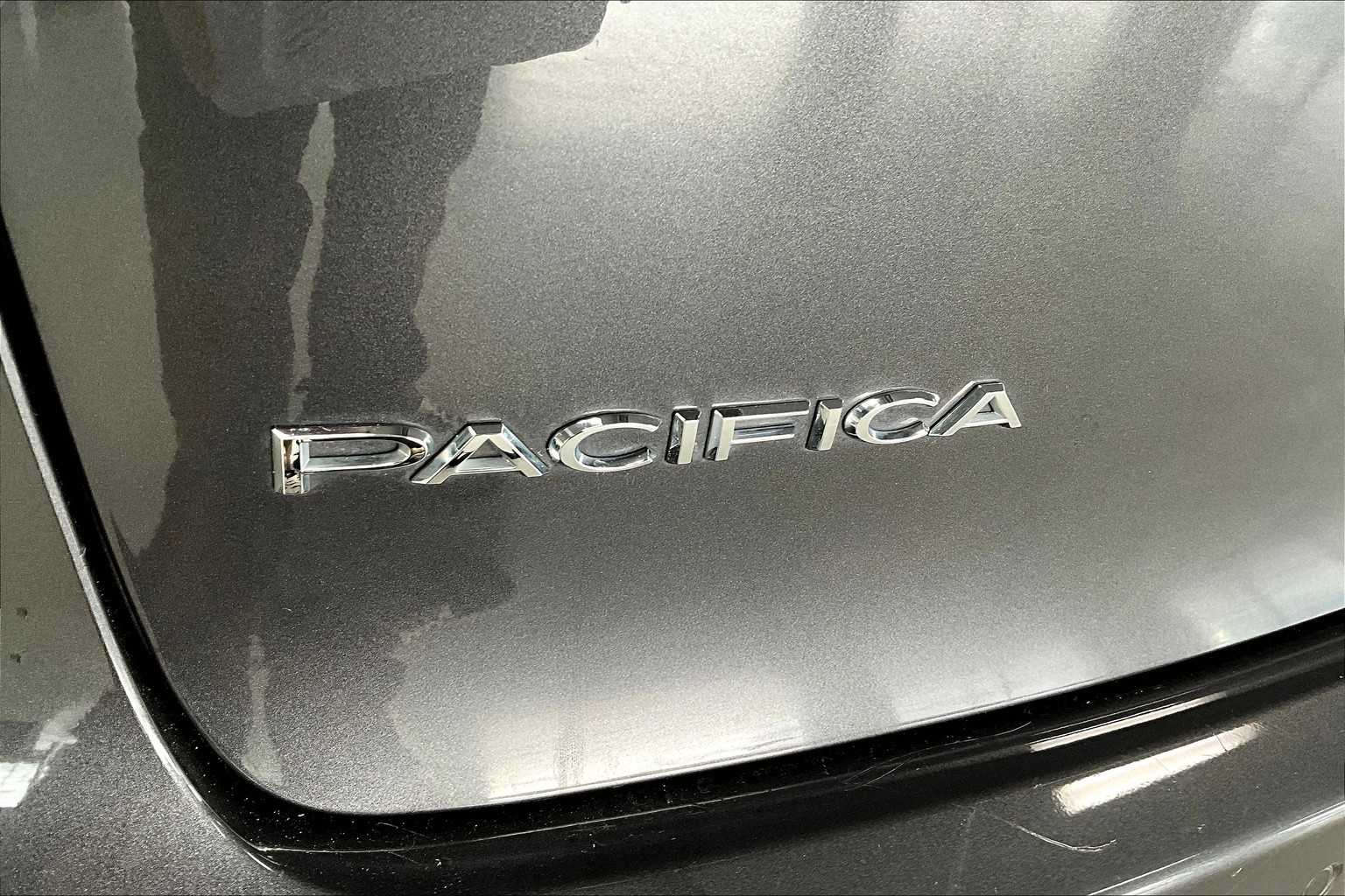 Thumbnail: 2018 Chrysler Pacifica - 7