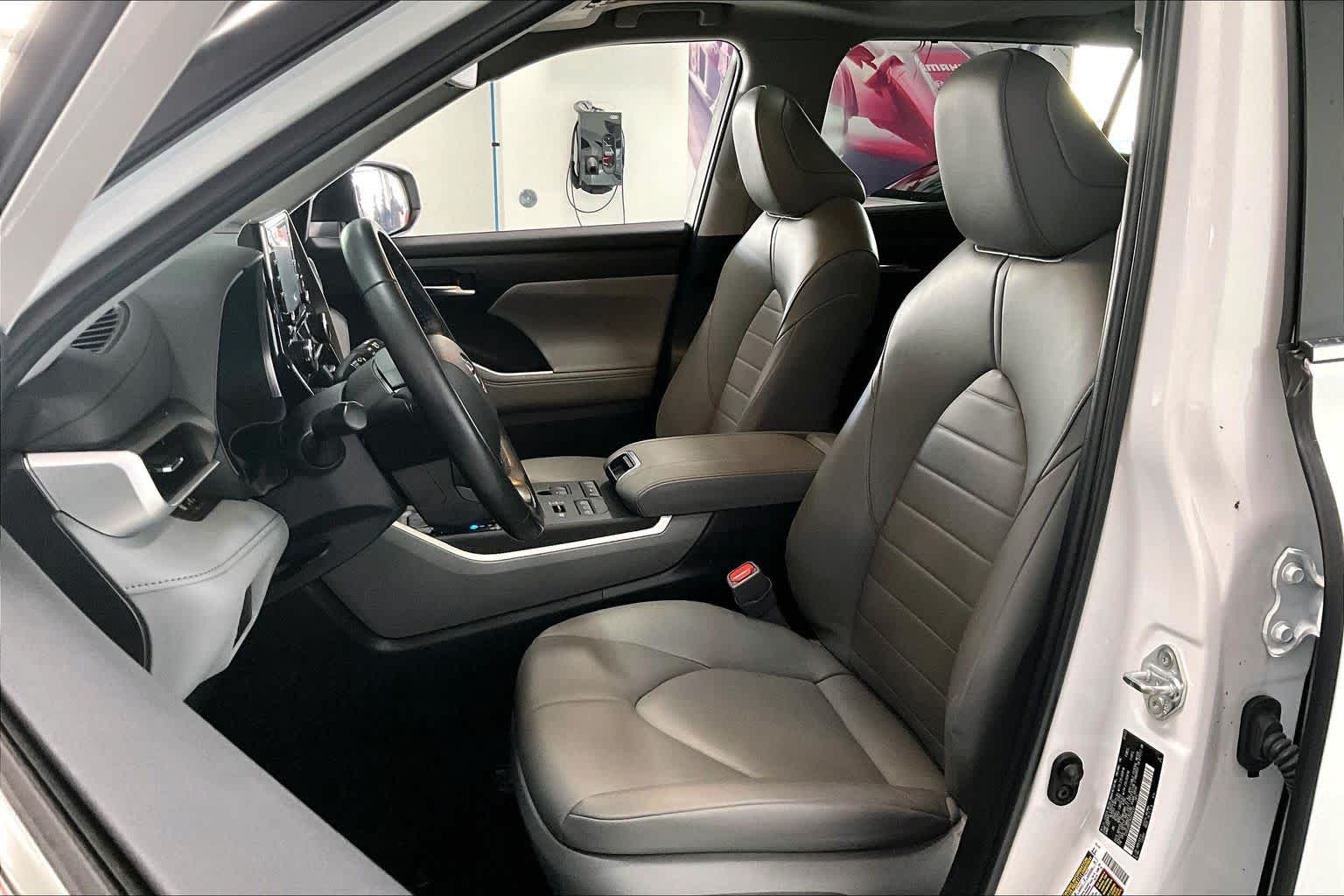 Thumbnail: 2022 Toyota Highlander - 10