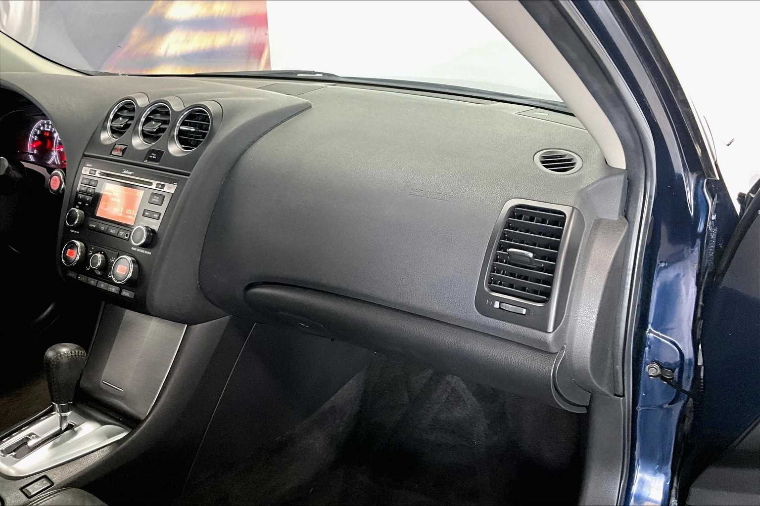 Thumbnail: 2010 Nissan Altima - 18