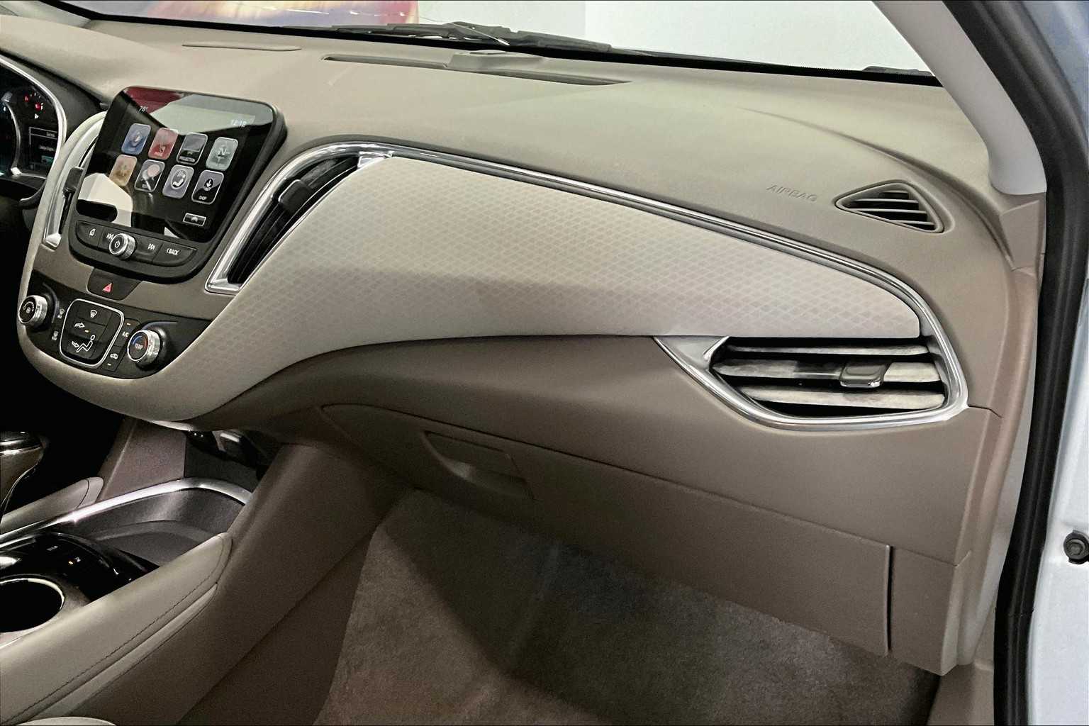 Thumbnail: 2018 Chevrolet Malibu - 18