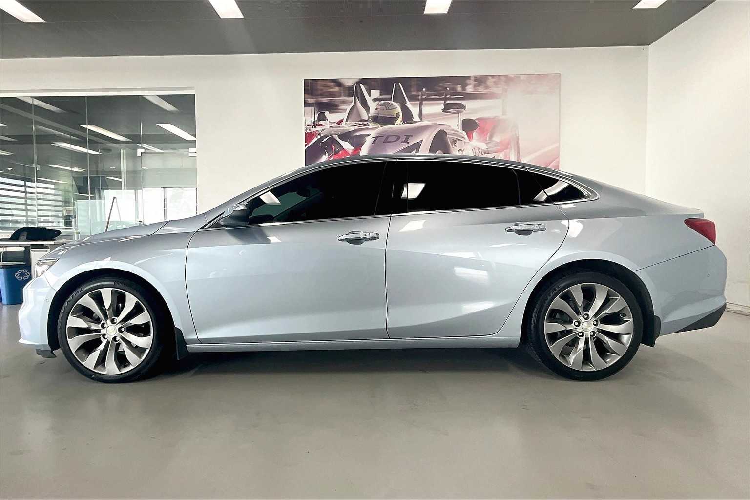 Thumbnail: 2017 Chevrolet Malibu - 3