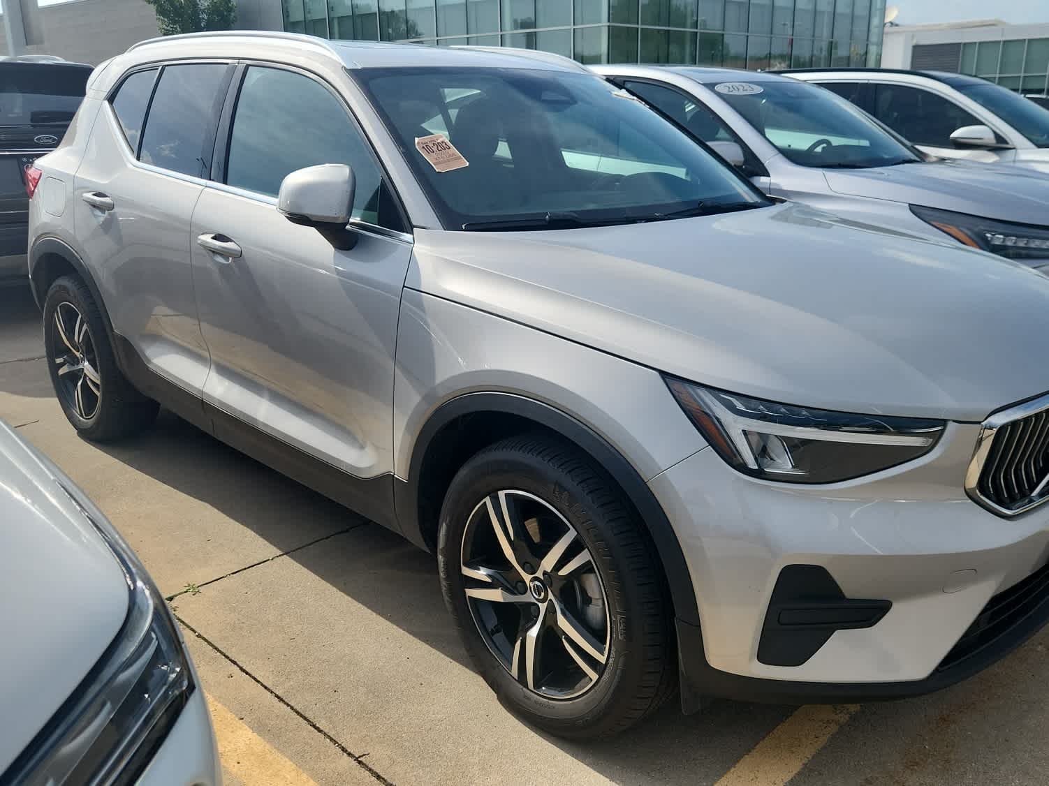Thumbnail: 2025 Volvo XC40 - 4